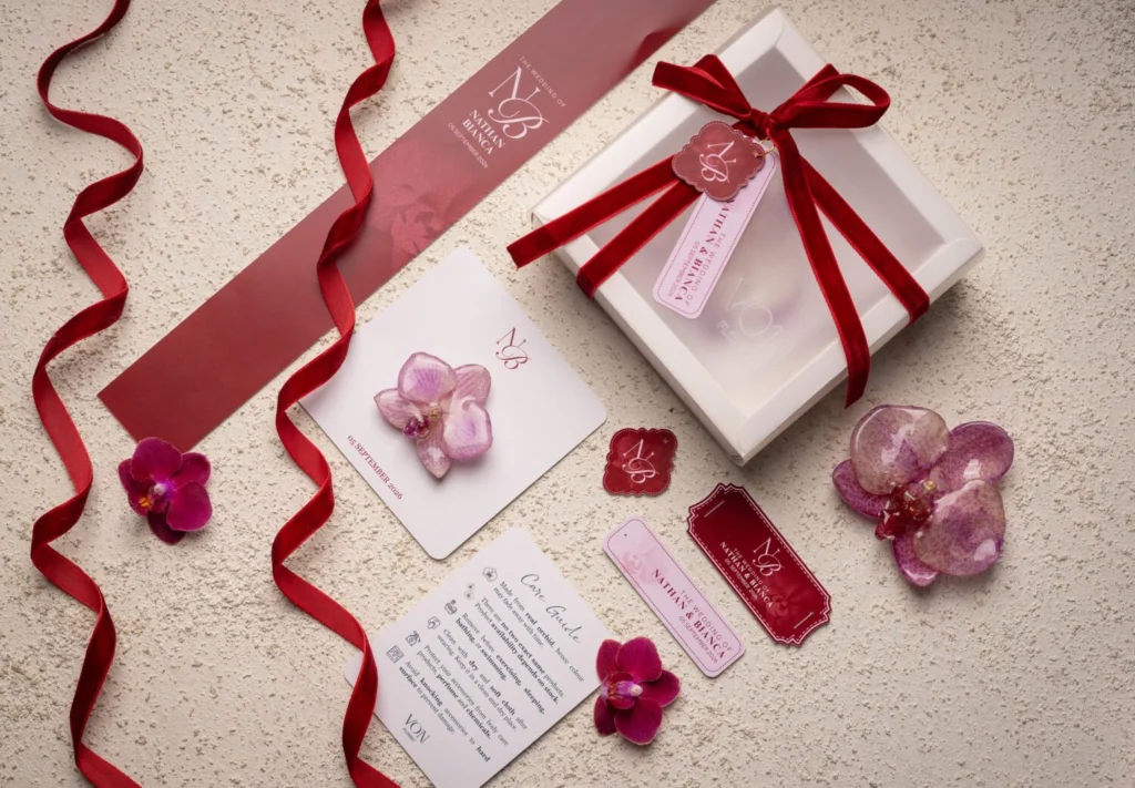 Wedding Souvenir Berkesan: Orchidée Éternelle, Aksesori dari Preserved Orchids